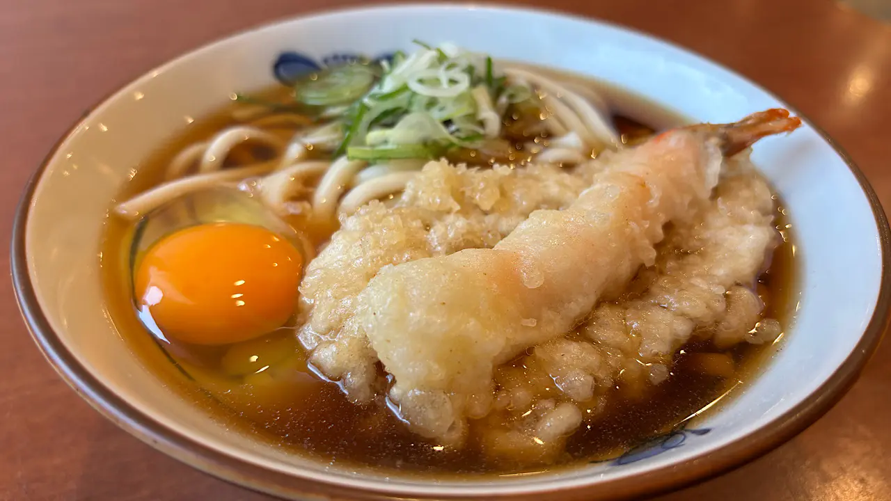 高岡駅前で愛され110年! 早くてウマいあったか食堂の人気は天玉うどん【うどん・そば 今庄】おともはガス火焚きのおにぎり、冬期間限定甘味「ぜんざい」も