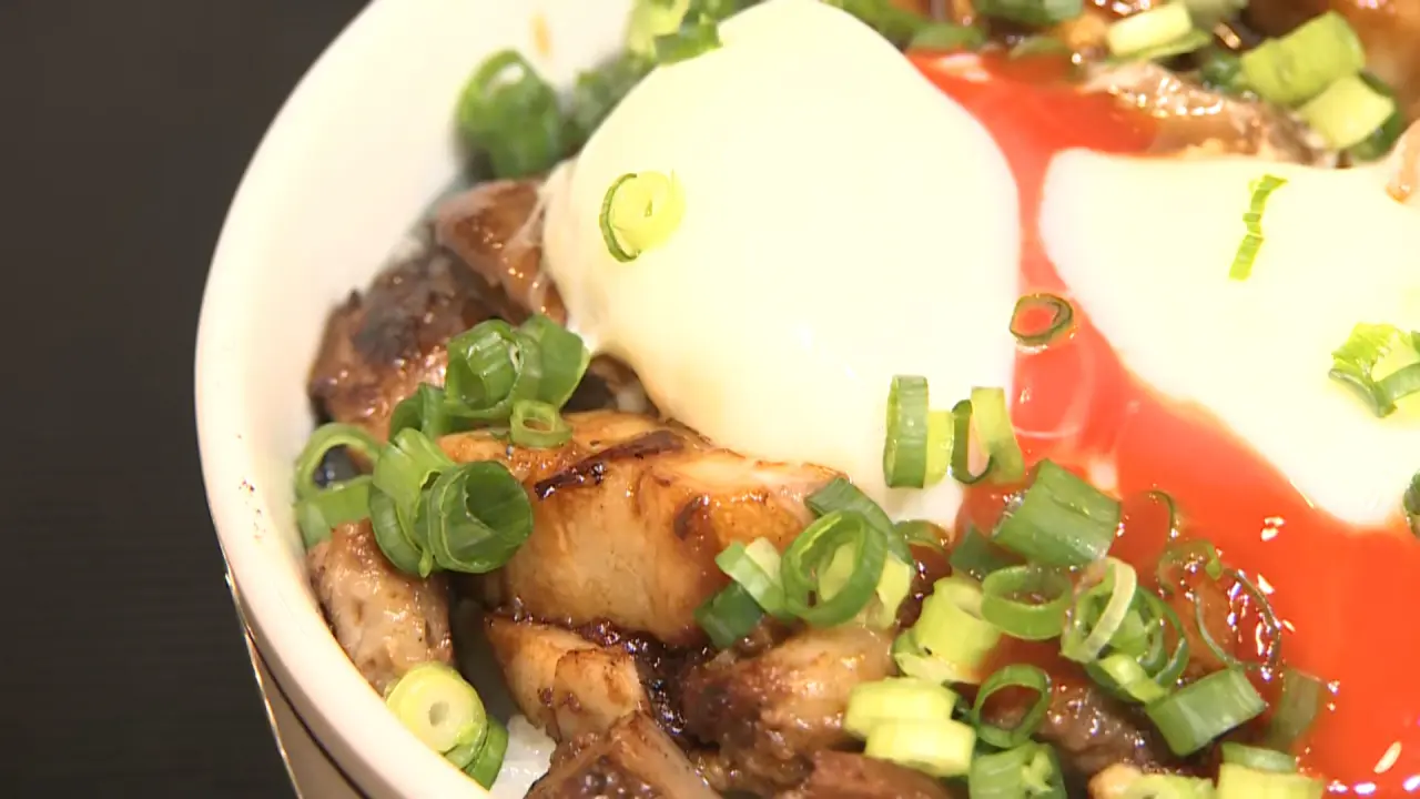 1番人気はチャーシューエッグ！大盛りお肉をガッツリ！！【食堂八号】長距離ドライバーも安心の大型駐車場完備