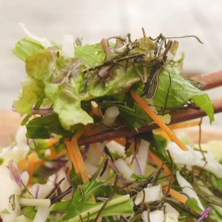 サラダや納豆にかけるだけ！噂のお手軽昆布【KOMBU KIOSK】ひみ番屋街に老舗の新ショップがオープン