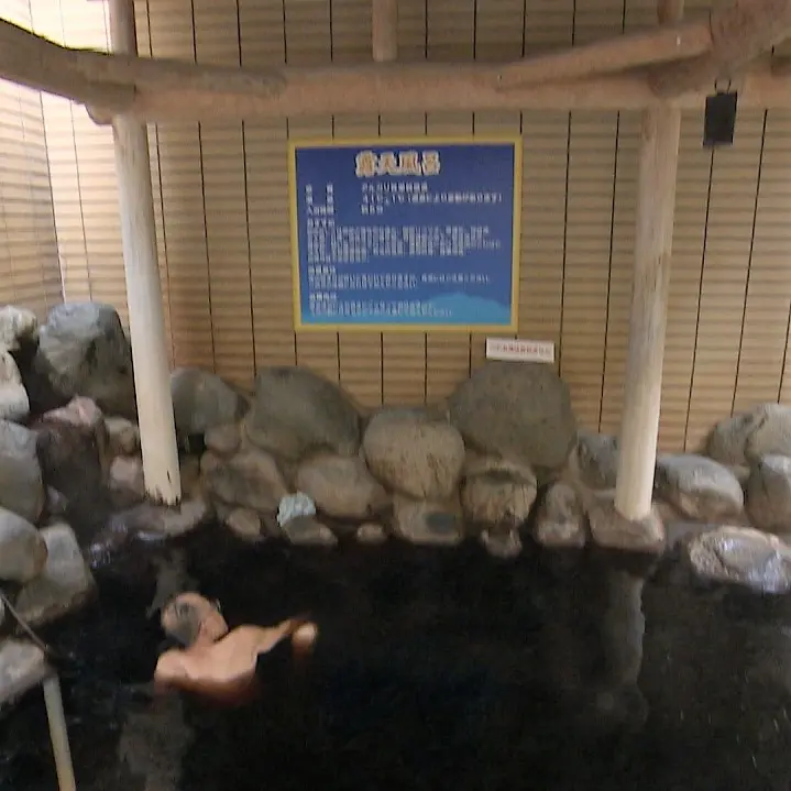 墨汁に浸かってるみたい!? どんどん黒くなる富山上市の黒い温泉【アルプスの湯】北アルプス剱岳の麓で登山客にも人気の“美人の湯”
