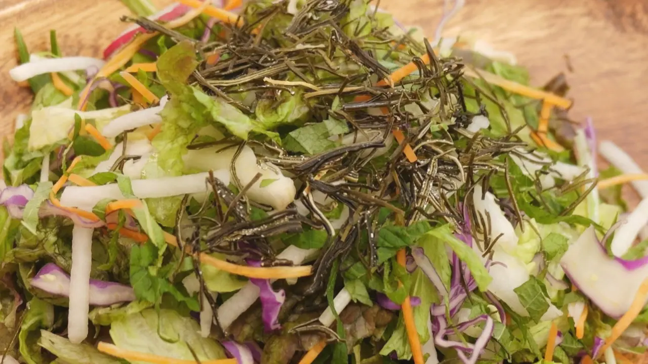 サラダや納豆にかけるだけ！噂のお手軽昆布【KOMBU KIOSK】ひみ番屋街に老舗の新ショップがオープン