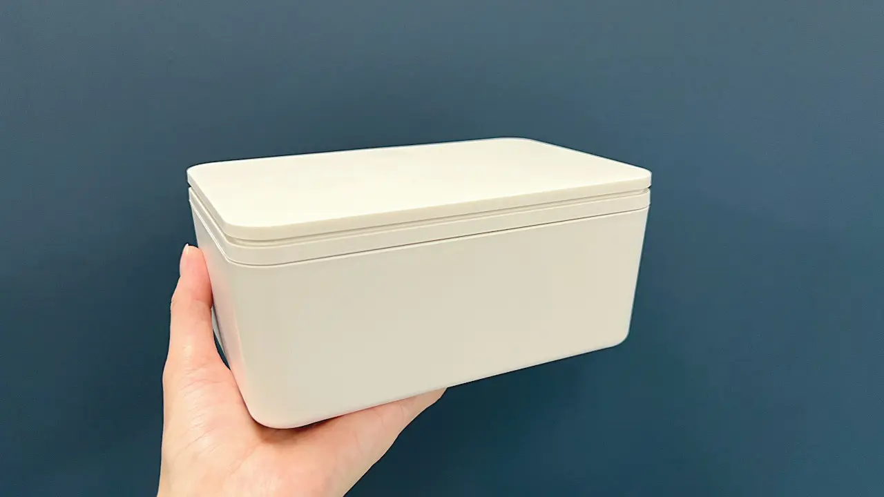 【3OINS】バネ付きでこんなに使いやすく! ウェットティッシュやお掃除シートもOKなスリコの「おしりふきケース」