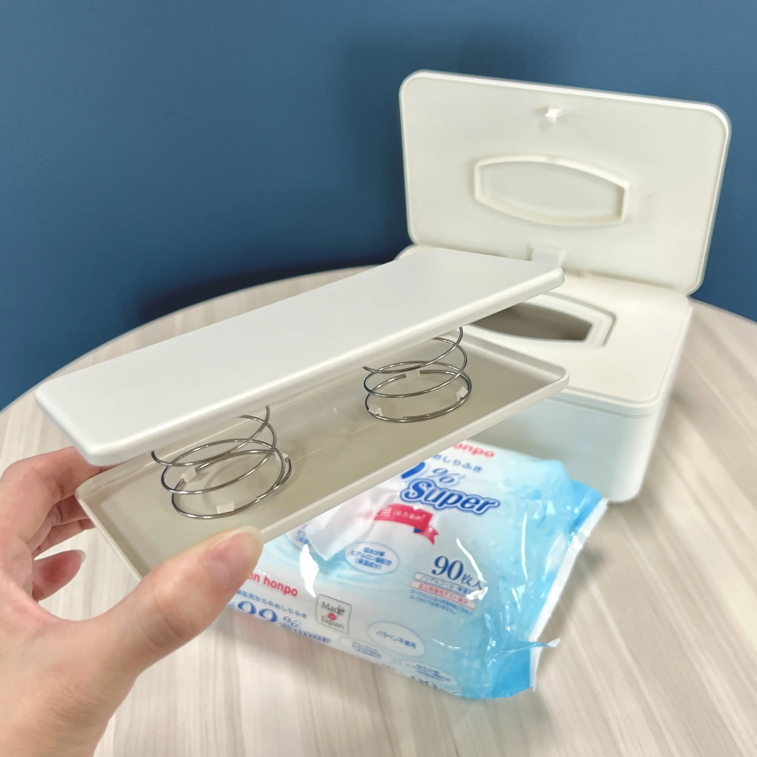 【3OINS】バネ付きでこんなに使いやすく! ウェットティッシュやお掃除シートもOKなスリコの「おしりふきケース」