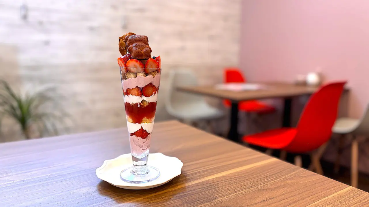 高岡の人気ケーキ店にカフェが新設！ パティシエが作る10層超の絶品いちごパフェ【Patisserie Valentine】かわいいお菓子のテーマは意外なTV番組から「愛と夢」
