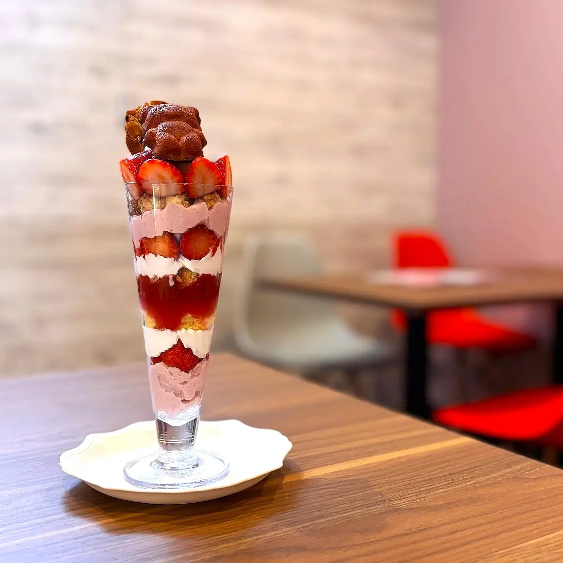 高岡の人気ケーキ店にカフェが新設！ パティシエが作る10層超の絶品いちごパフェ【Patisserie Valentine】かわいいお菓子のテーマは意外なTV番組から「愛と夢」