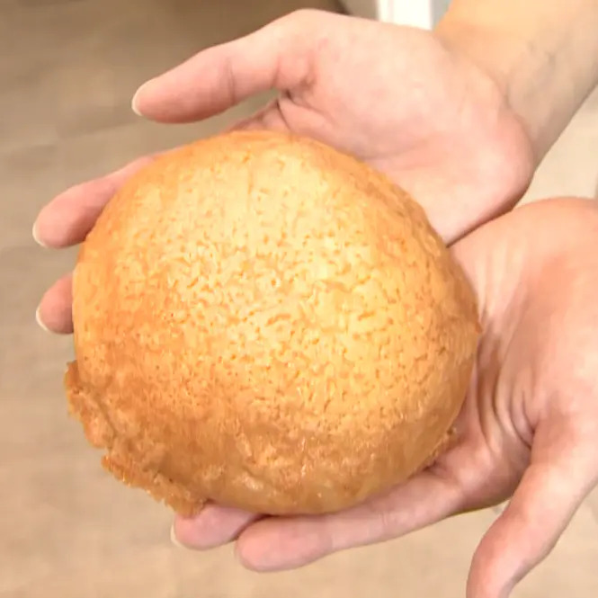 手のひらサイズのメロンパンに真っ黒なカレーパンなど常時50～60種の
