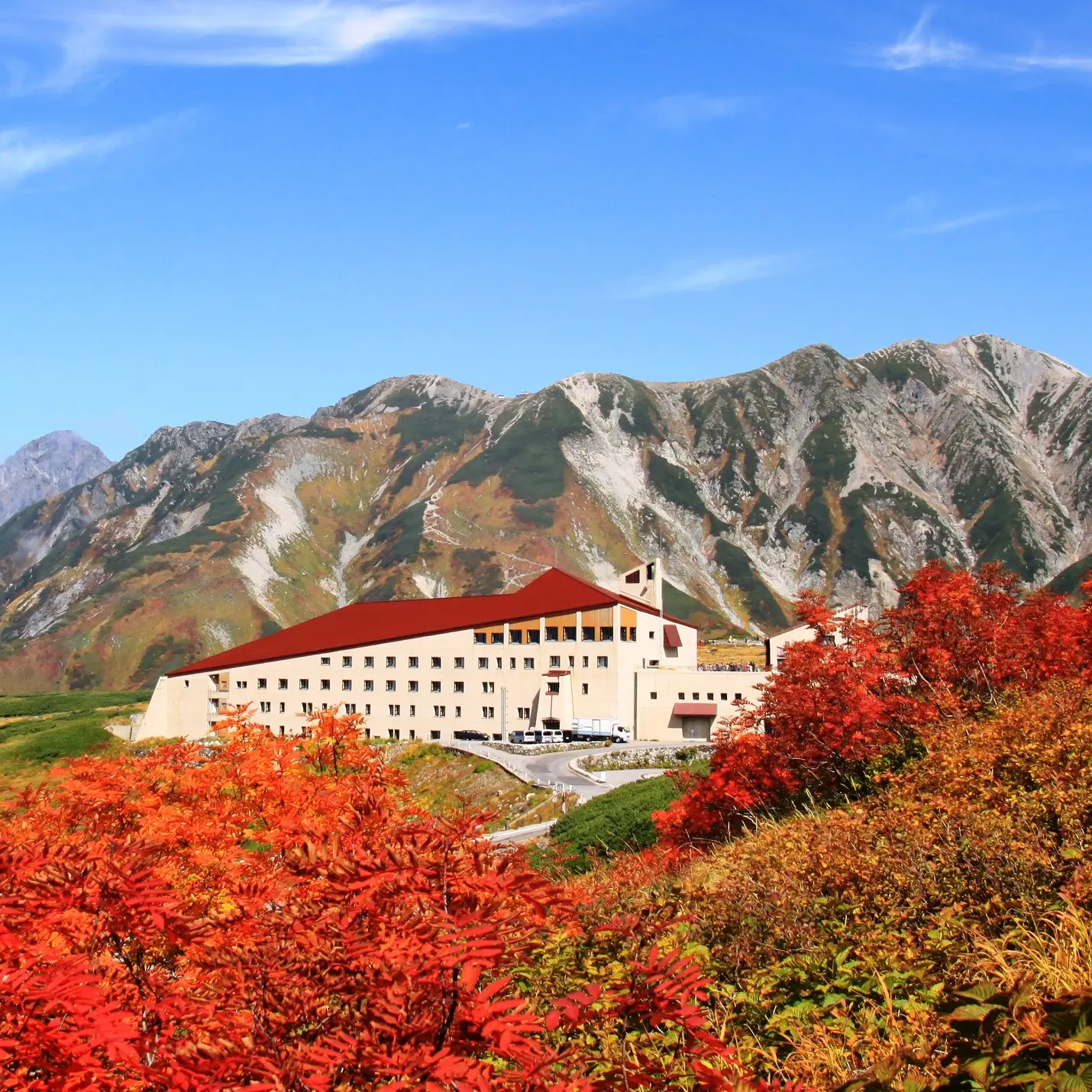 富山の紅葉2025【室堂平｜立山黒部アルペンルート】日帰りできる標高2450m 火山湖、天然温泉、ライチョウ…秋限定グルメも