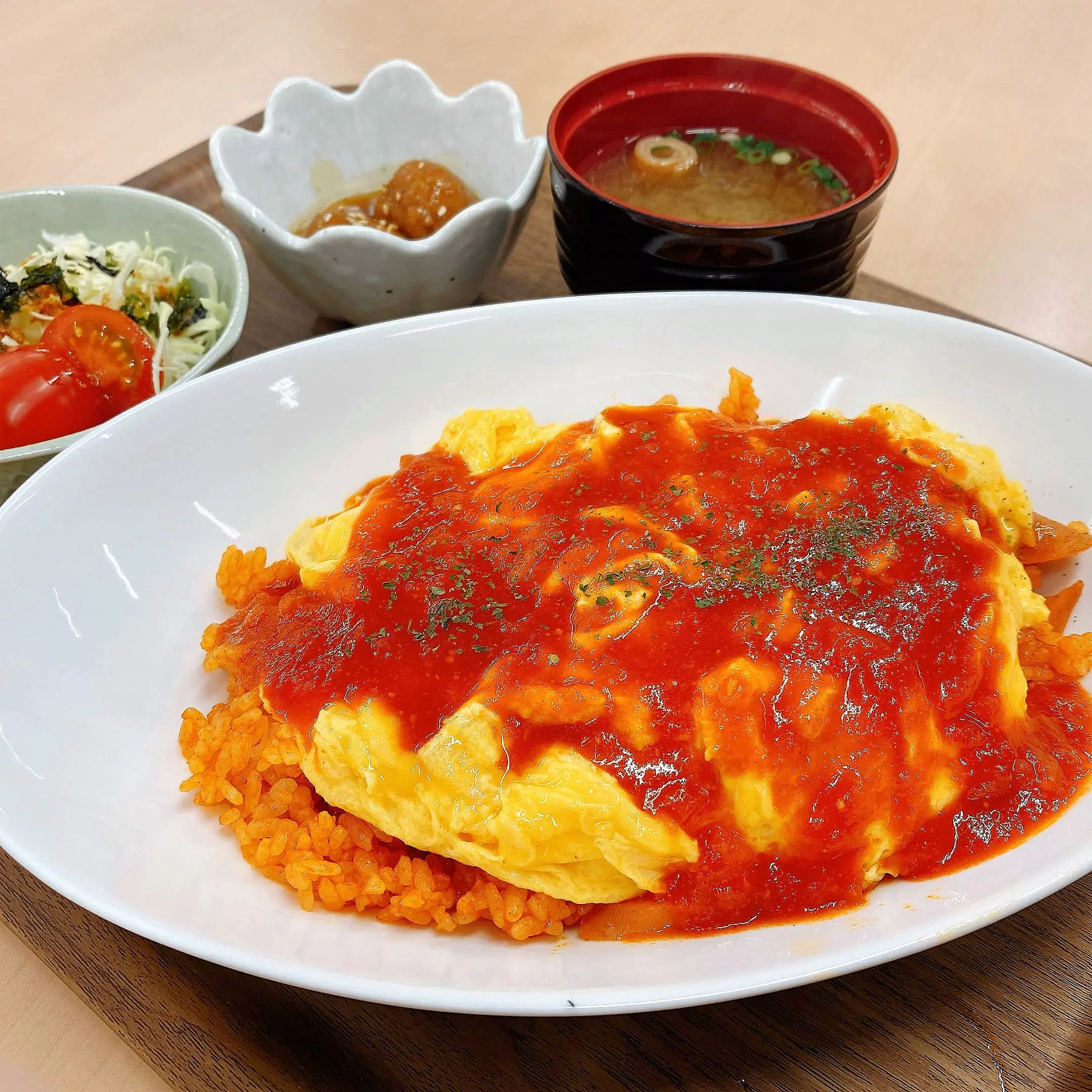 子供がよろこぶメニューに遊び場も【クロスベイ新湊　ダービー】海鮮丼、からあげ、カツカレー、オムライス…日替わり900円のランチも人気