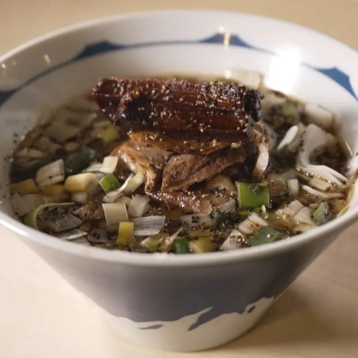 名水仕込みの中華蕎麦に今だけ限定富山ブラック登場【中華蕎麦はねるや