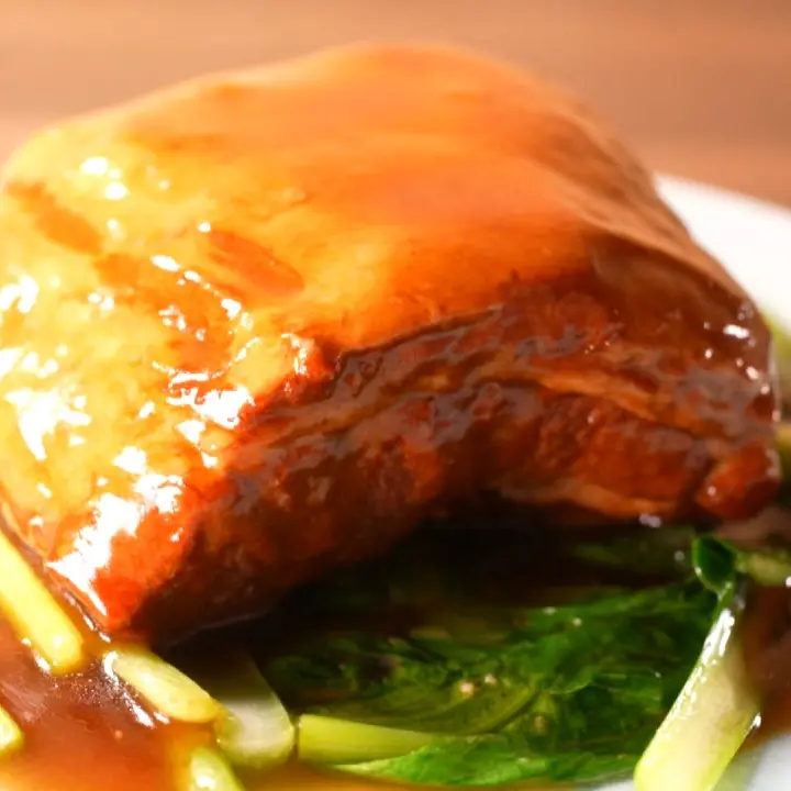 6時間かけて煮込む巨大塊バラ肉! トロトロビッグな「ドデ角煮」が絶品