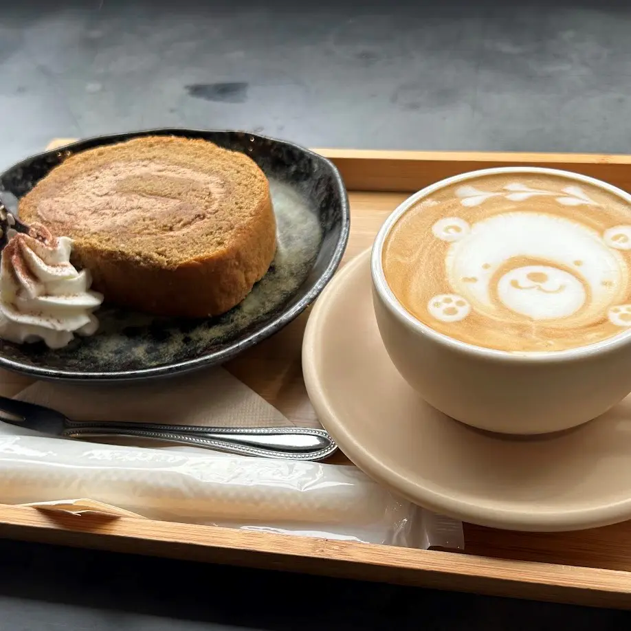 全国から注文！甘くない「珈琲ロールケーキ」と自家焙煎コーヒーでひとやすみ【19HITOYASUMI 砺波店】