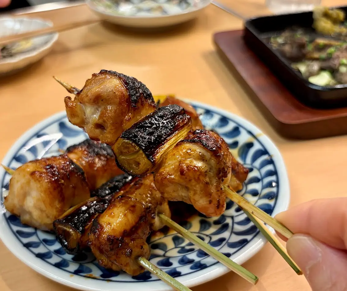大阪の行列店【焼鳥 とり藤】総曲輪店がオープン！“燻し焼き”のジューシー焼き鳥に名物親子丼も