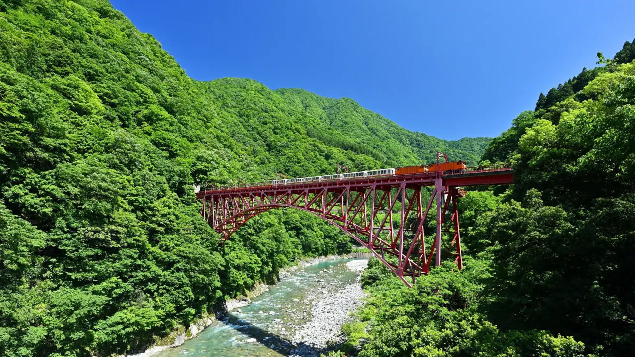 トロッコ電車で日本一深いV字峡へ【2026黒部峡谷鉄道】宇奈月温泉の源泉露天風呂や全国で唯一“猫”がつく「猫又駅」へ