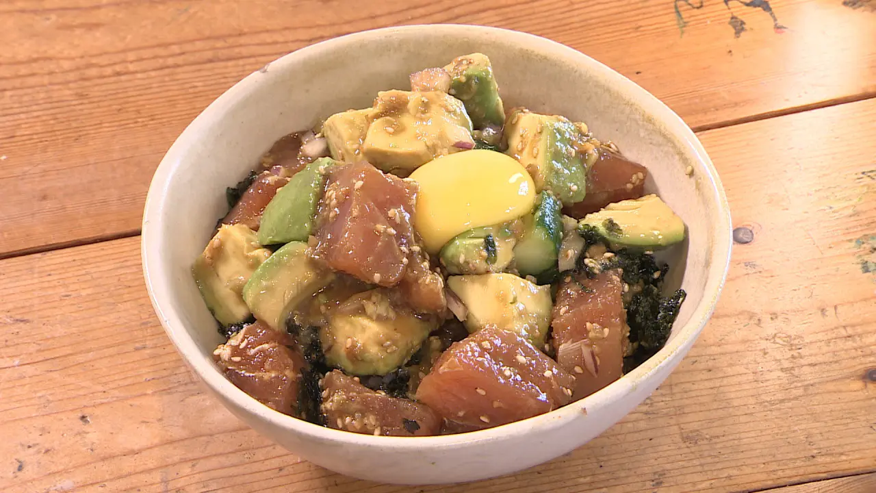 【お料理レシピ】火を使わずに簡単＆超時短！まぐろとアボカドの【ポキ丼】失敗しないアボカド選びのコツも紹介