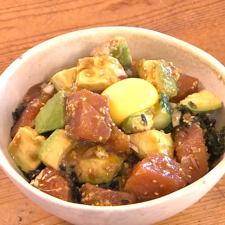 【お料理レシピ】火を使わずに簡単＆超時短！まぐろとアボカドの【ポキ丼】失敗しないアボカド選びのコツも紹介