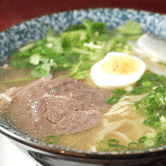 遼寧省出身店主のガチ中華　アツアツ鉄板の角煮に注文受けてから製麺する限定手延べラーメンも【ひまわり亭】技とアイディア光る立山町の異色中華料理店