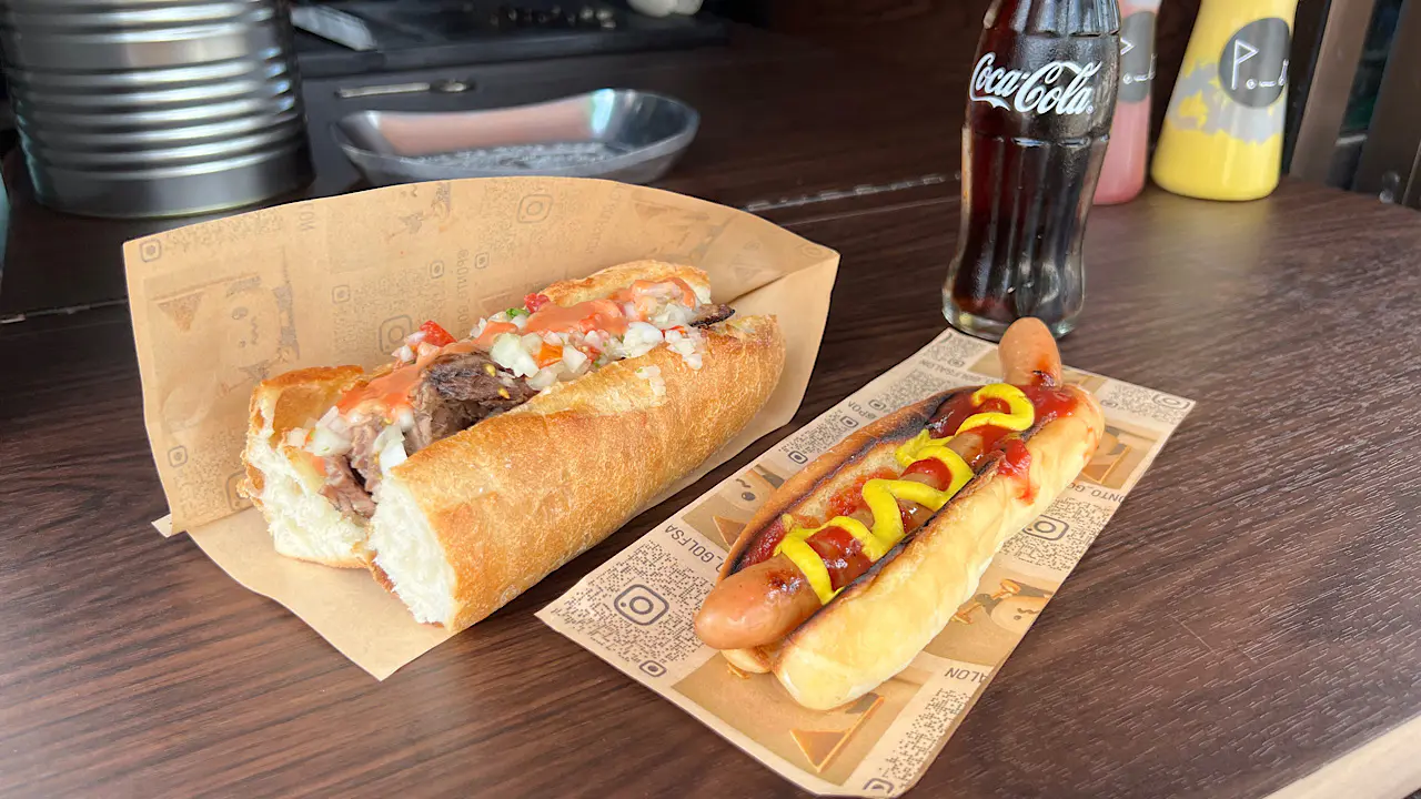 ずっしりホロホロ！ 肉厚スペアリブサンドを気軽にランチで【ポント】夜はスポーツバー＆屋上テラスの大人の秘密基地