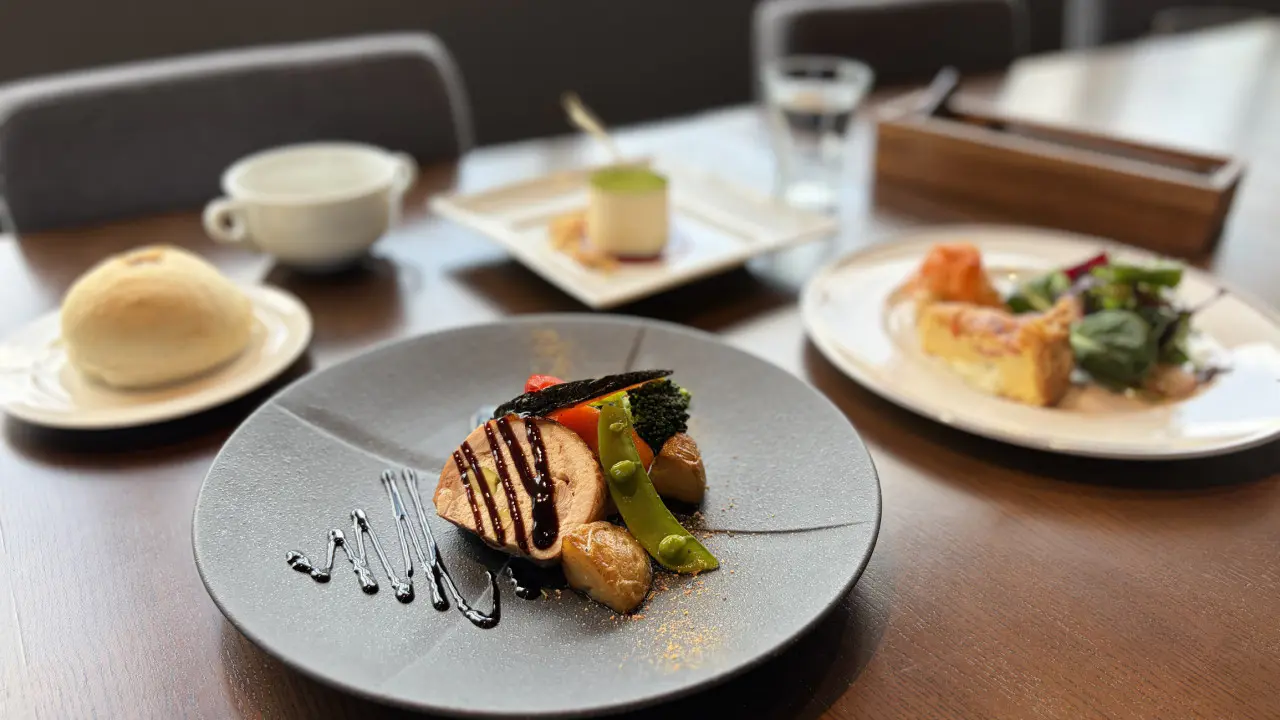 砺波平野を望む高原の隠れ家【ビストロ カドゥー】初夏の風を感じながら味わう贅沢フレンチ