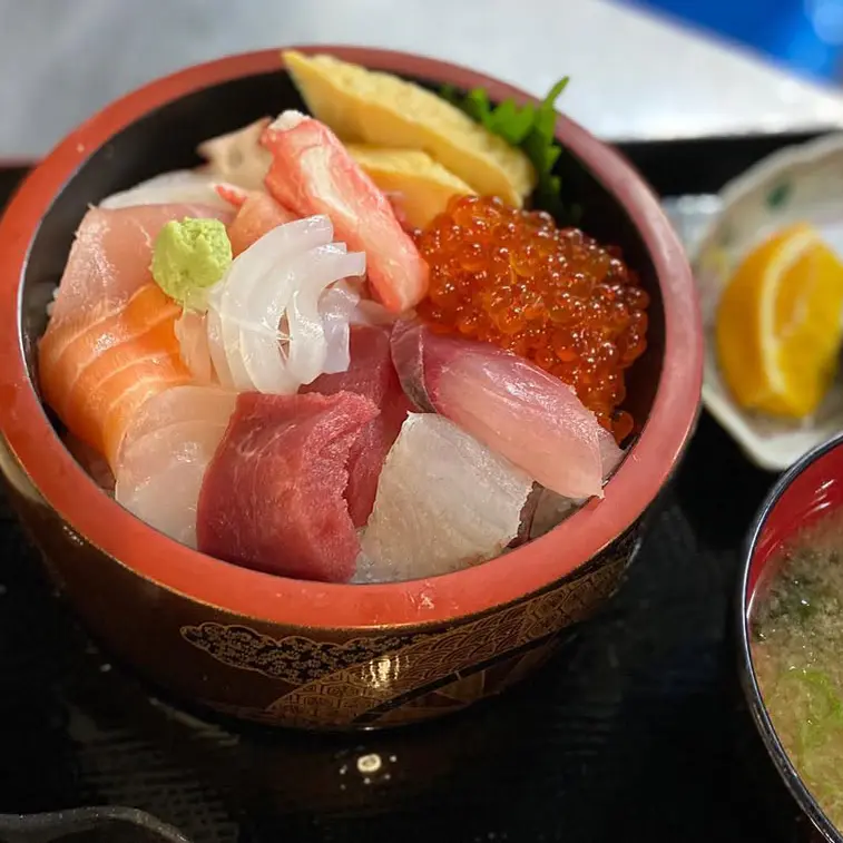 富山湾の魚介を寿司、海鮮丼、焼き魚で【ファミリー食堂 さかなやさん