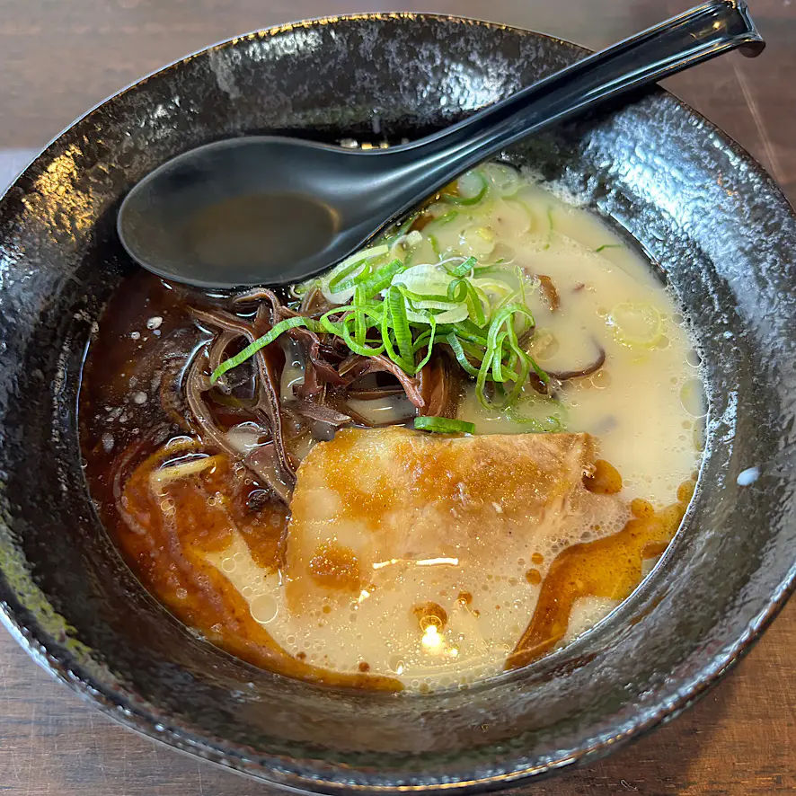 とんこつ＋マー油のご当地ラーメンは富山でここだけ!?【熊本ラーメン かすみ】熊本出身の女性店主で女性客や家族連れも入りやすいラーメン店