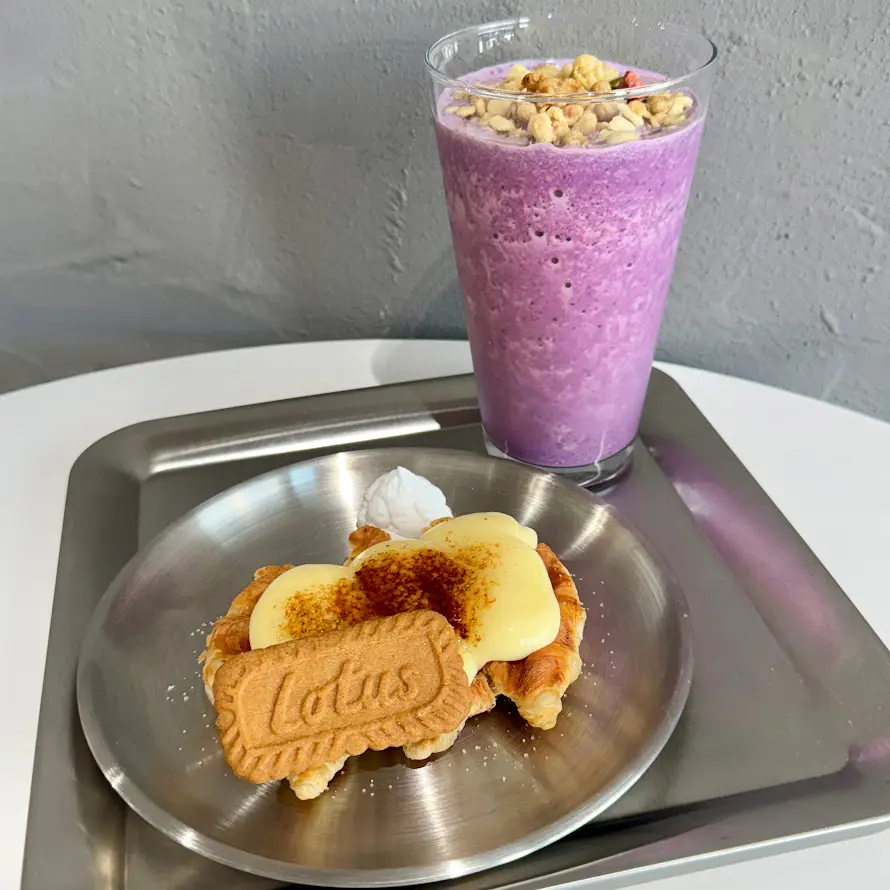 富山の住宅街で韓国トレンドを体感！【cafe Hi!!】無機質カフェで