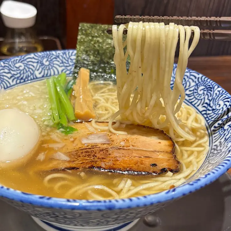 国産4種の煮干し×3種の醤油の香り高いスープ「煮干し中華そば」【二星