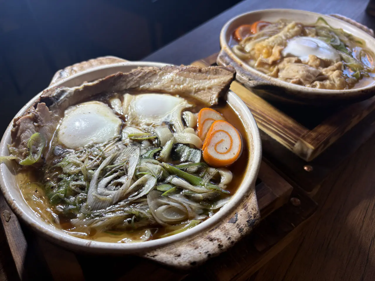 夏こそ食べたい！アツアツ＆ぷりぷりもつ煮込みうどんの新店【もつ煮込みうどん専門店 劔】驚きの真っ黒スープも！