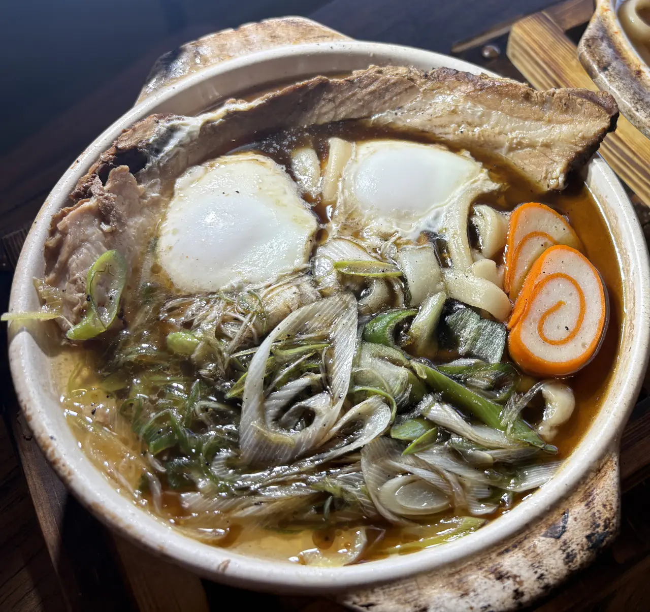 夏こそ食べたい！アツアツ＆ぷりぷりもつ煮込みうどんの新店【もつ煮込みうどん専門店 劔】驚きの真っ黒スープも！
