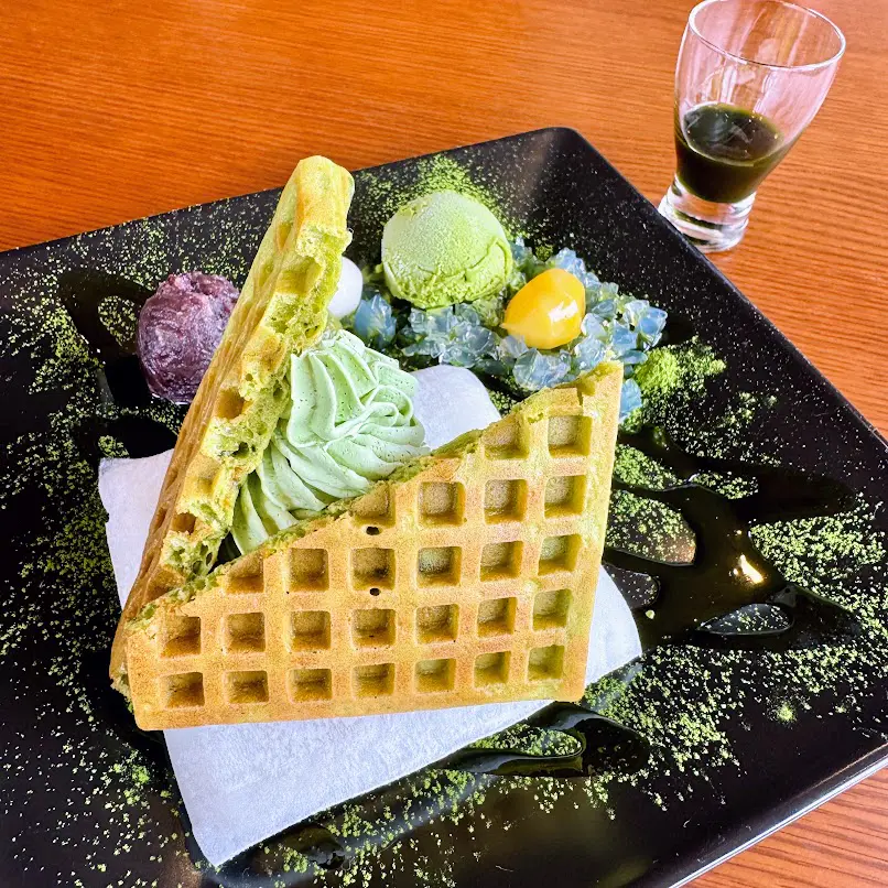 抹茶香る驚き食感のもちもちワッフル【Bunker】誰もが心地よく“沼れる”憩いのカフェ