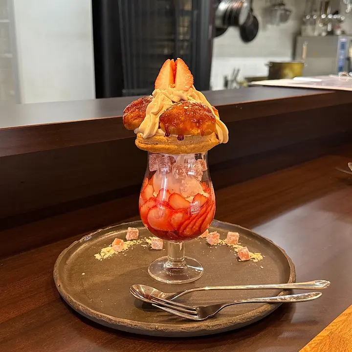 ゆらぐ炎に癒される…薪火で味わう洋食店のいちごパフェ【薪火ビストロバルKen's Familia】新メニューはまさかのラーメン!?