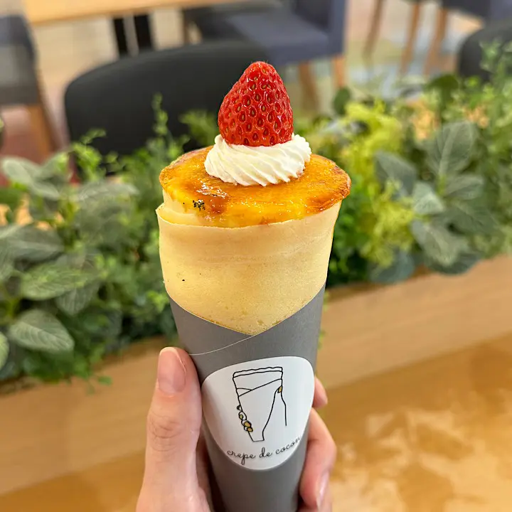 米粉入りでもちもち! “遊べる道の駅”KOKOくろべのクレープ店【crepe de cocon】春の人気はいちごたっぷりクレームブリュレ