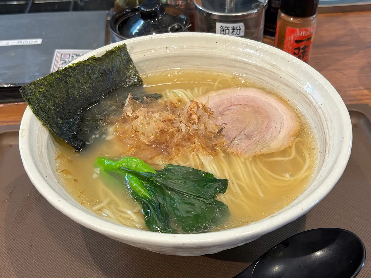 2日かけて仕込む黄金色スープが人気! カツオ風味香る“白醤油そば