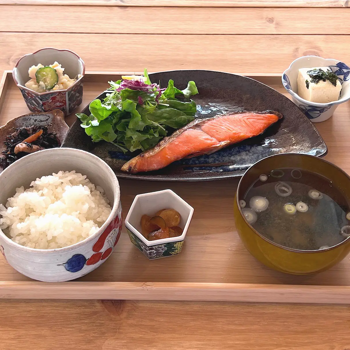 おいしい定食ランチに総菜、昼飲みも【チーコ食堂】魚津の住宅街にオープン