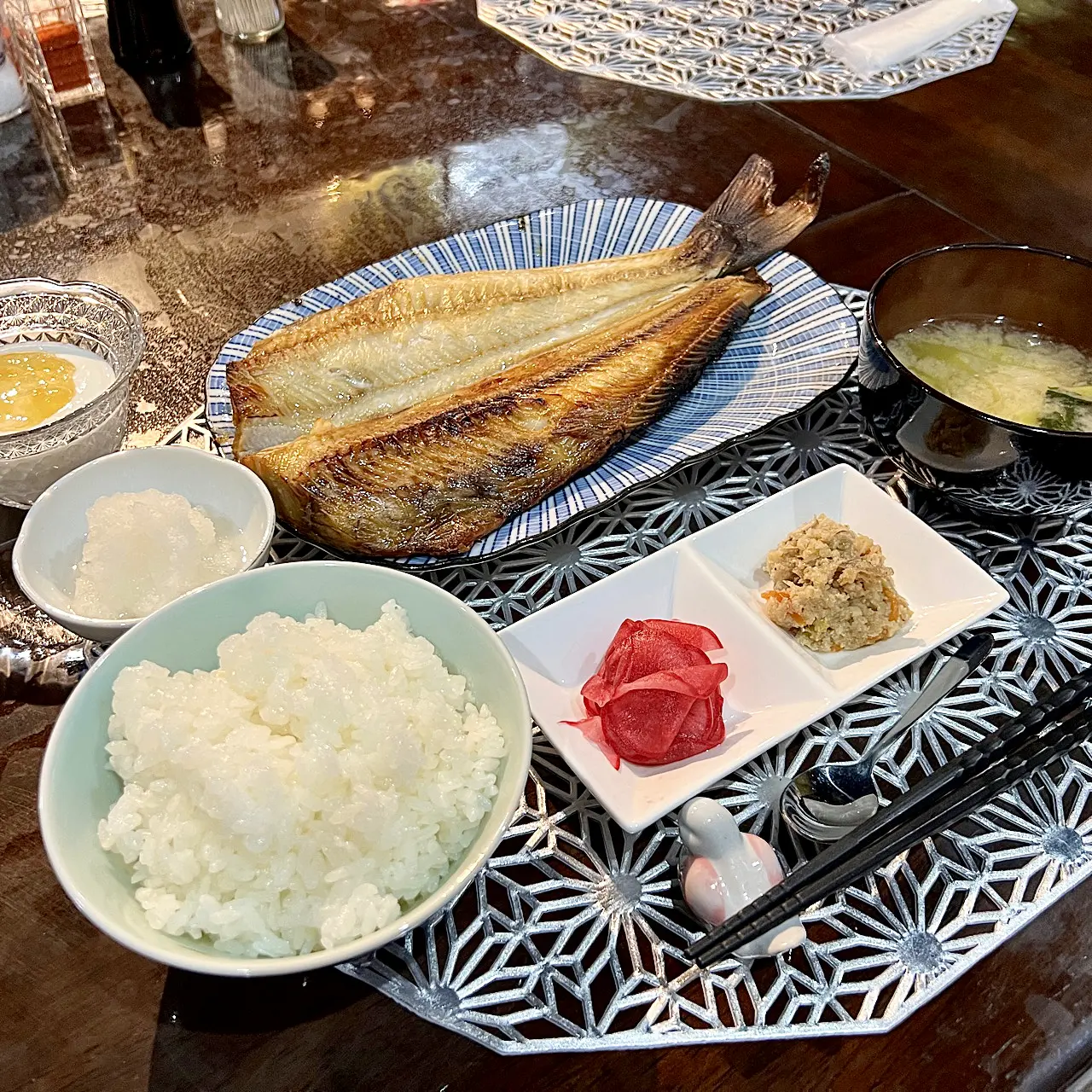 ごはんおかわり無料の定食ランチ！【お食事処 umi to ao】泊まれる居酒屋が朝日町・ヒスイ海岸そばにオープン