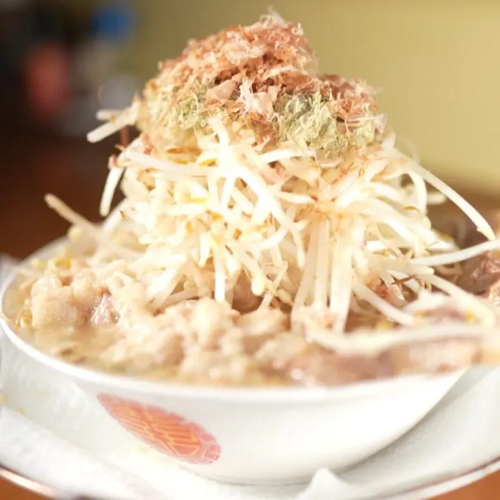 氷見の新鮮刺身ランチに二郎系も!?【居酒屋 きづな】「おかえり」の声が響く高コスパすぎるまちの食堂