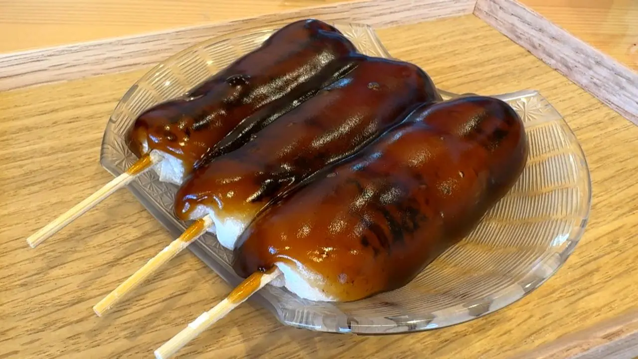 とろっとろの黒蜜がたっぷり！富山市民が大好きな「あやめ団子」【石谷もちや】老舗の2号店の新商品は「杏仁豆腐」