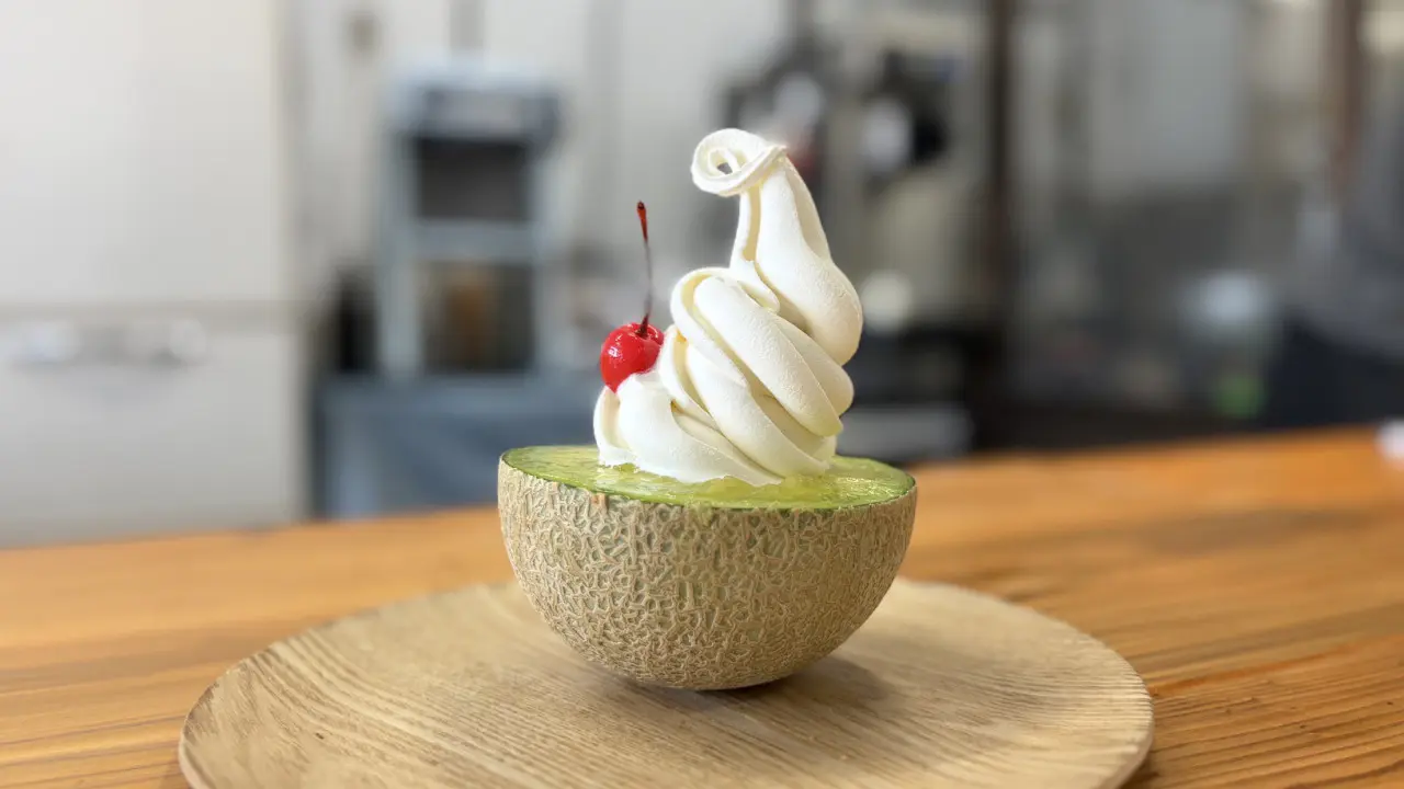 メロンが器！？ 贅沢ソフトに夏に映えるカラフルフロートも！【昌栄堂】老舗和菓子店に昭和レトロな空間が誕生