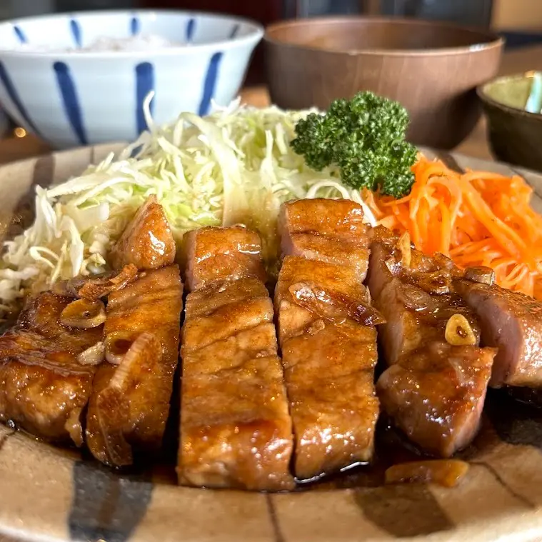 ジューシーなトンテキ定食！ ごはん無料おかわりで“ガッツリおかず”を堪能【あやとり】富山・射水市の定食屋さん
