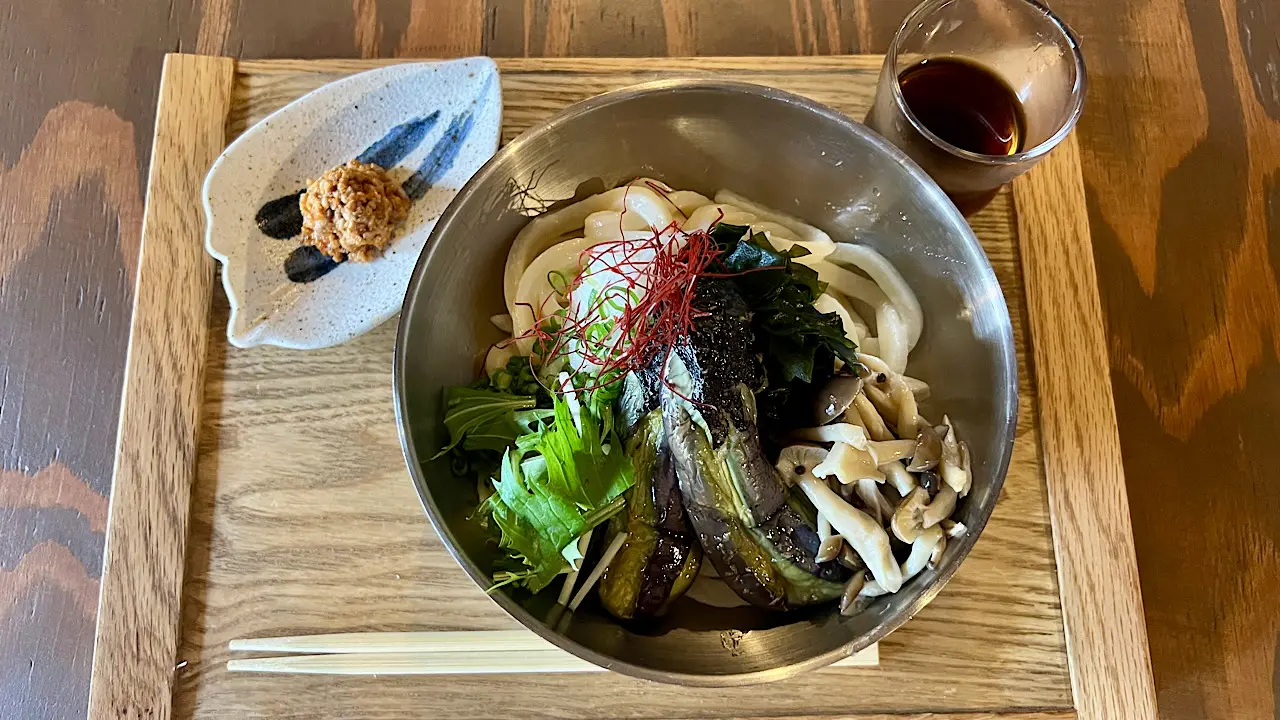 大盛り無料で大満足！ つるっとひんやりうどん【好日庵】カフェ風モダン空間で味わうジメジメを吹き飛ばす1杯