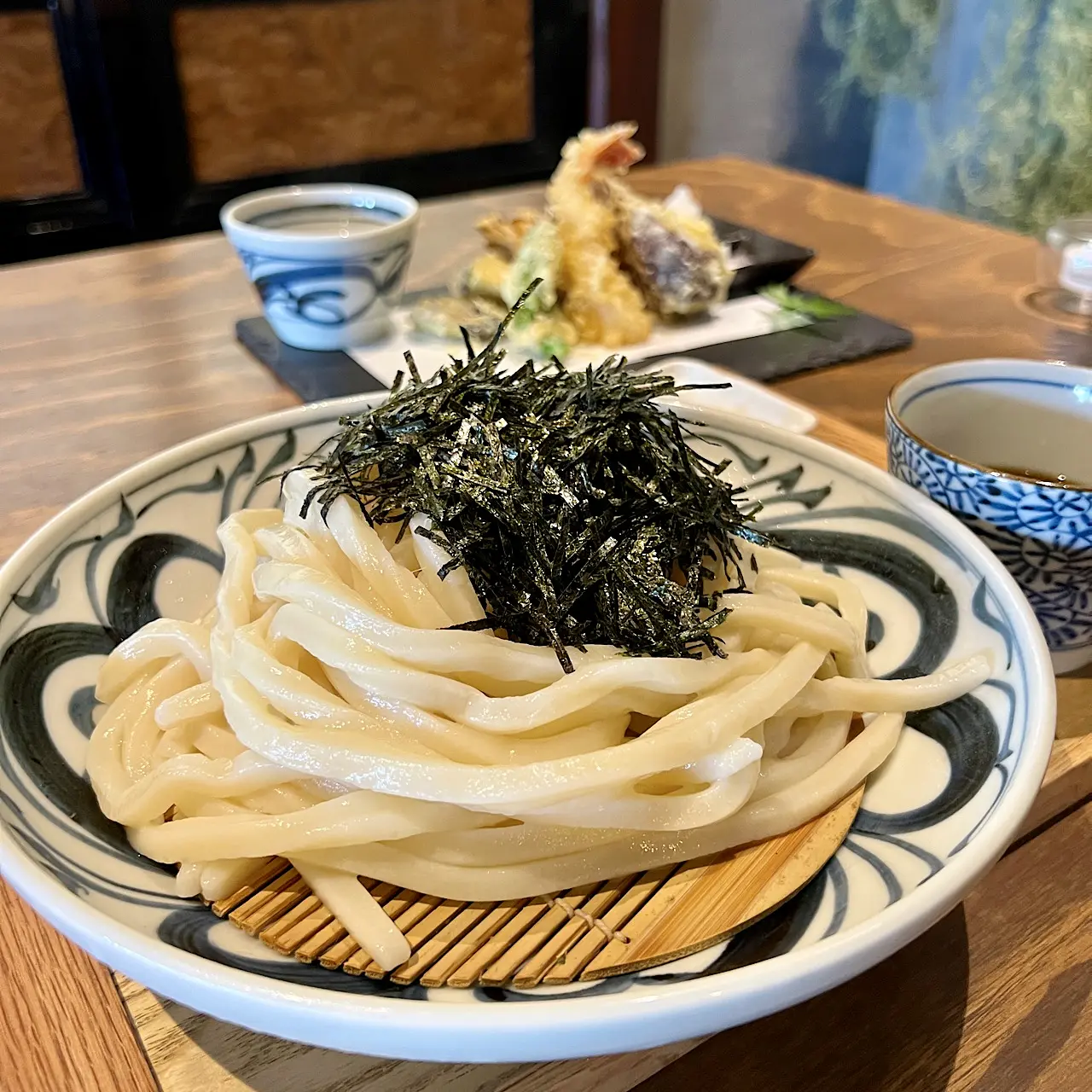 大盛り無料で大満足！ つるっとひんやりうどん【好日庵】カフェ風モダン空間で味わうジメジメを吹き飛ばす1杯