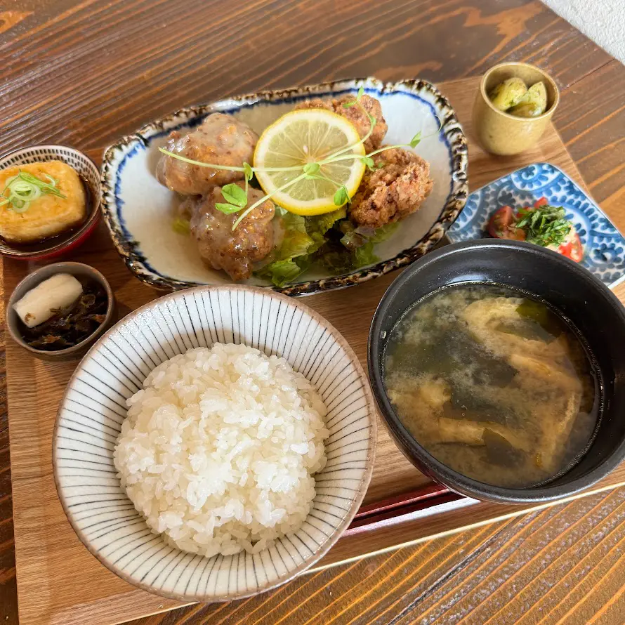 観葉植物に囲まれたおしゃれなカフェの魅力