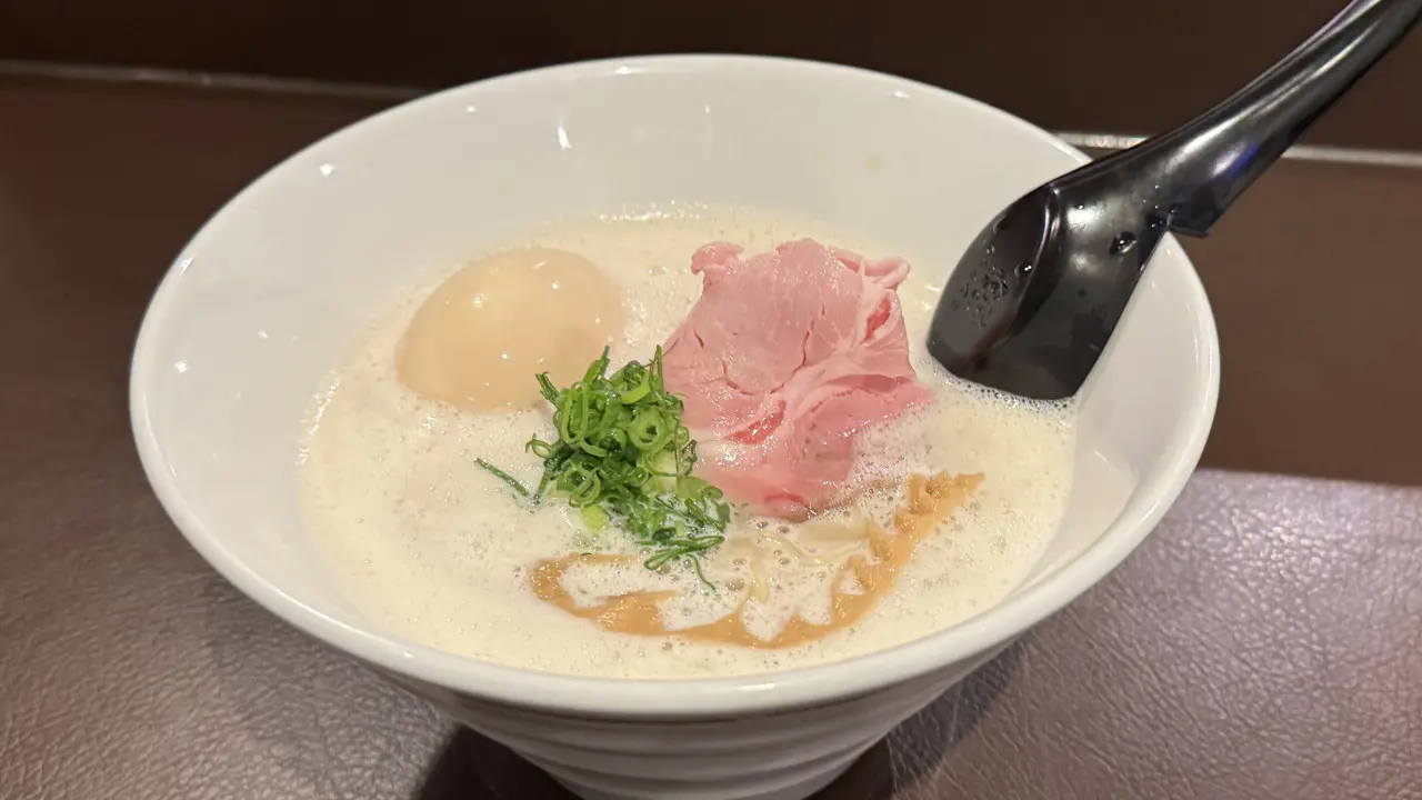 ワケあって数量限定! まろやか鶏白湯と濃厚煮干しスープで平日でも行列ができるラーメン店【名もなき鶏白湯】