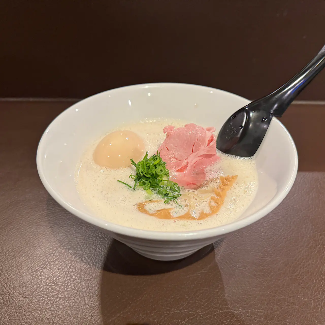 ワケあって数量限定! まろやか鶏白湯と濃厚煮干しスープで平日でも行列ができるラーメン店【名もなき鶏白湯】