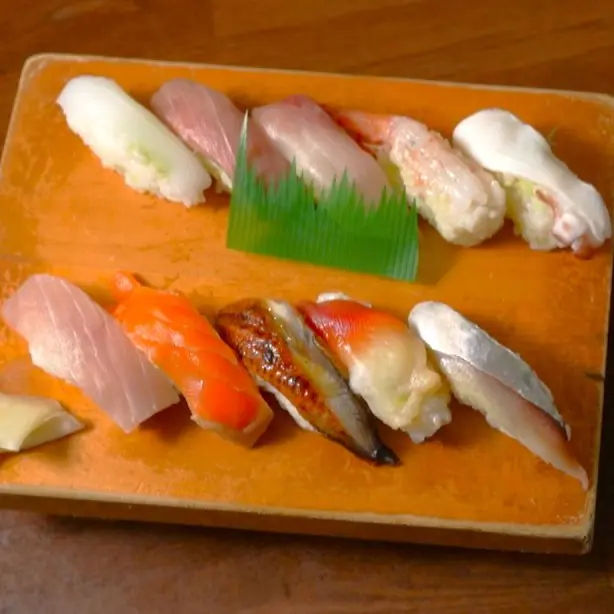 圧倒的オトクな寿司ランチ！握り10貫ランチ1100円＆新鮮ネタたっぷりのちらし寿司は700円！【寿司居酒屋 二の丸】