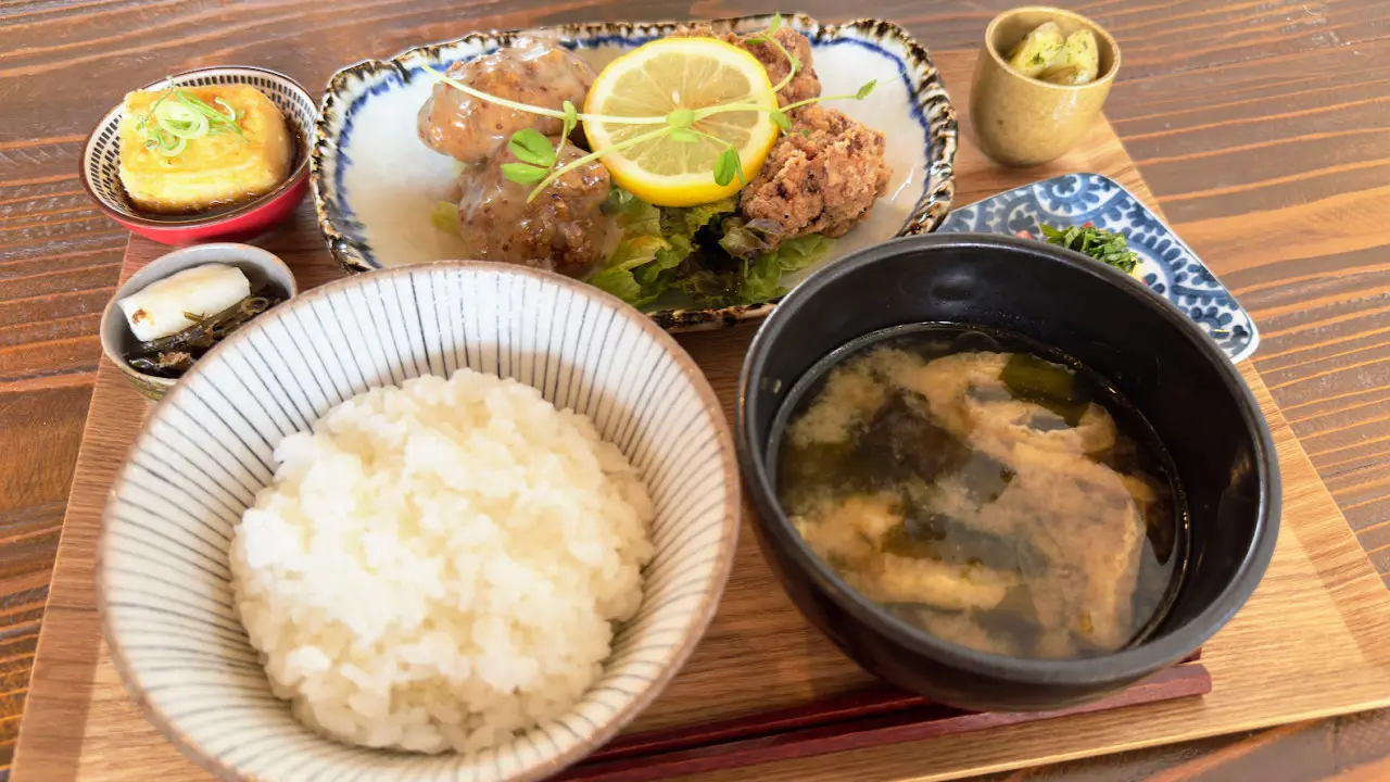 ボリューム満点のカフェランチ【ノマ】観葉植物にドライフラワー…センスが光るおしゃれ空間
