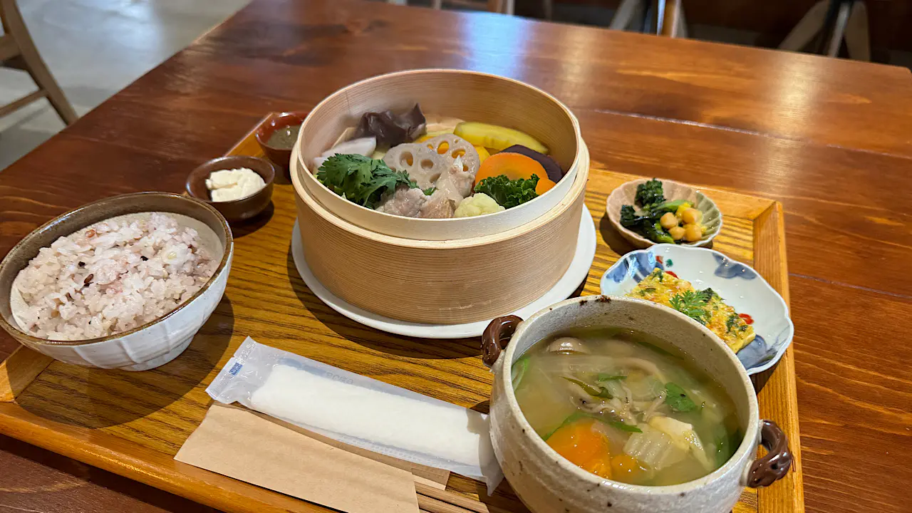 旬の野菜たっぷり! せいろ蒸しランチで体よろこぶ【やさいとエトセトラ】築100年超の元旅館が癒しのカフェに