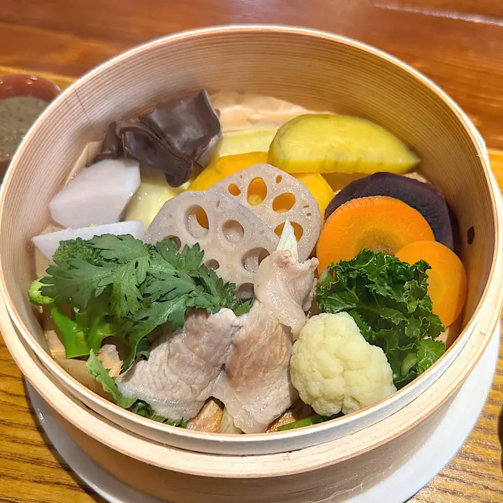 旬の野菜たっぷり! せいろ蒸しランチで体よろこぶ【やさいとエトセトラ】築100年超の元旅館が癒しのカフェに