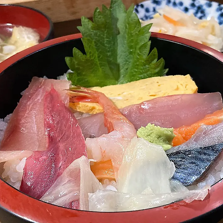 値上げしたのにこの値段! 天然ブリ入り ちらし寿司が550円【寿司居酒屋 二の丸】高岡まちなかのオトクすぎる寿司ランチ