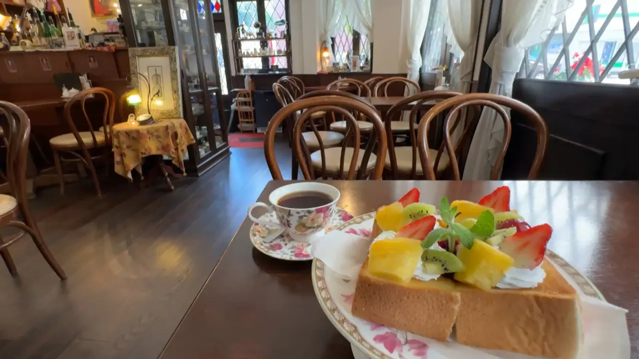 宇奈月で愛されて40年！華やか＆ふんわりフルーツトースト【カフェ モーツァルト】癒しの調べ流れるクラシック喫茶