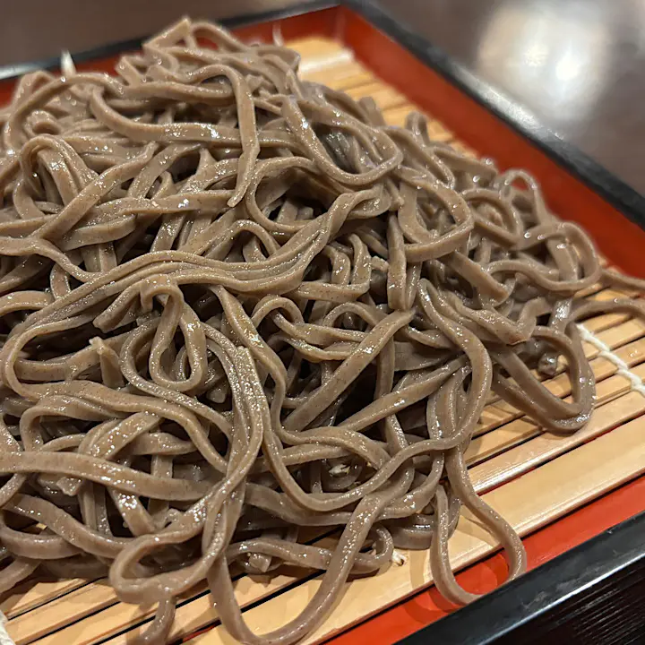 香り高く味もいい 野趣あふれる黒い田舎そばが人気【麺房みなみ】富山・大門の老舗そば店 ボリューミーなかつ丼セットも